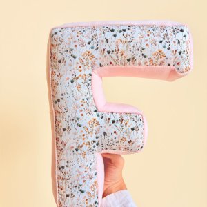 Betűpárna pamut vászon anyagból baby plüss kombinációval virágos